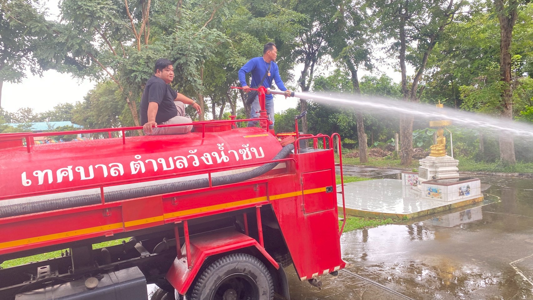 LINE ALBUM เทศบาลฉีดพ่นล้างพื้นถนนและสนามกีฬา 251113